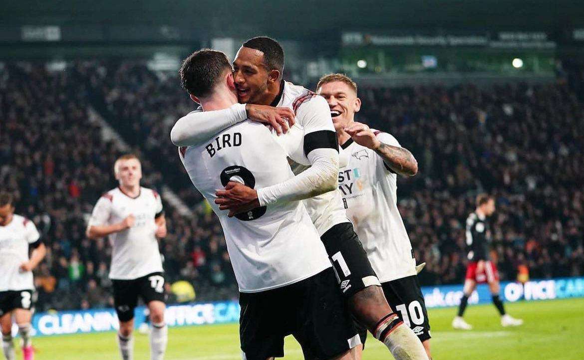 Nathaniel Mendez - Laing y el Derby County se impusieron 3-1 al Fleetwood y volvieron a la victoria en la League One de Inglaterra