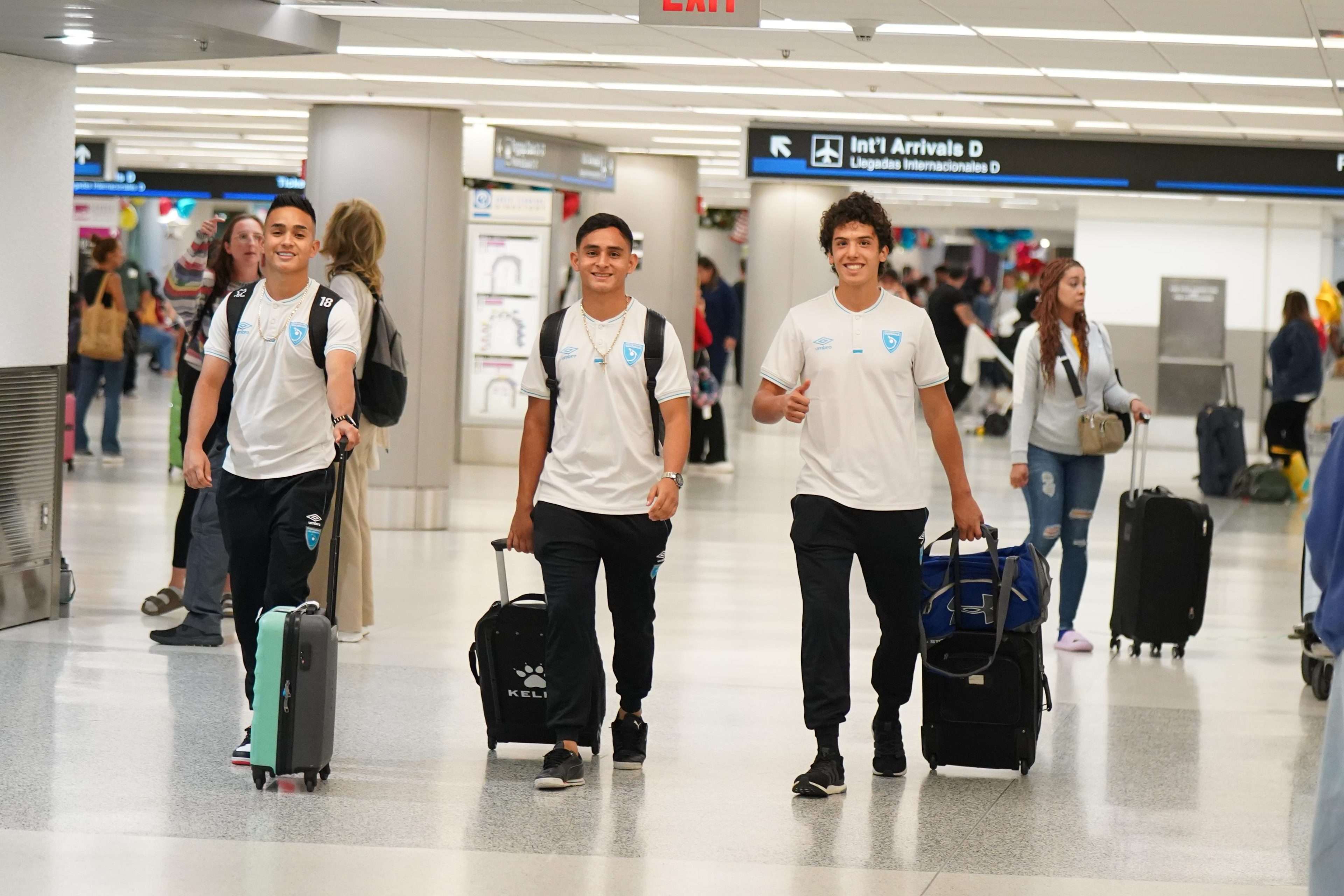 La Selección de Futbol de Guatemala arribó a altas horas de la noche a la ciudad de Miami Florida, donde este fin de semana se medirá a Islandia en su primera amistoso del 2024.