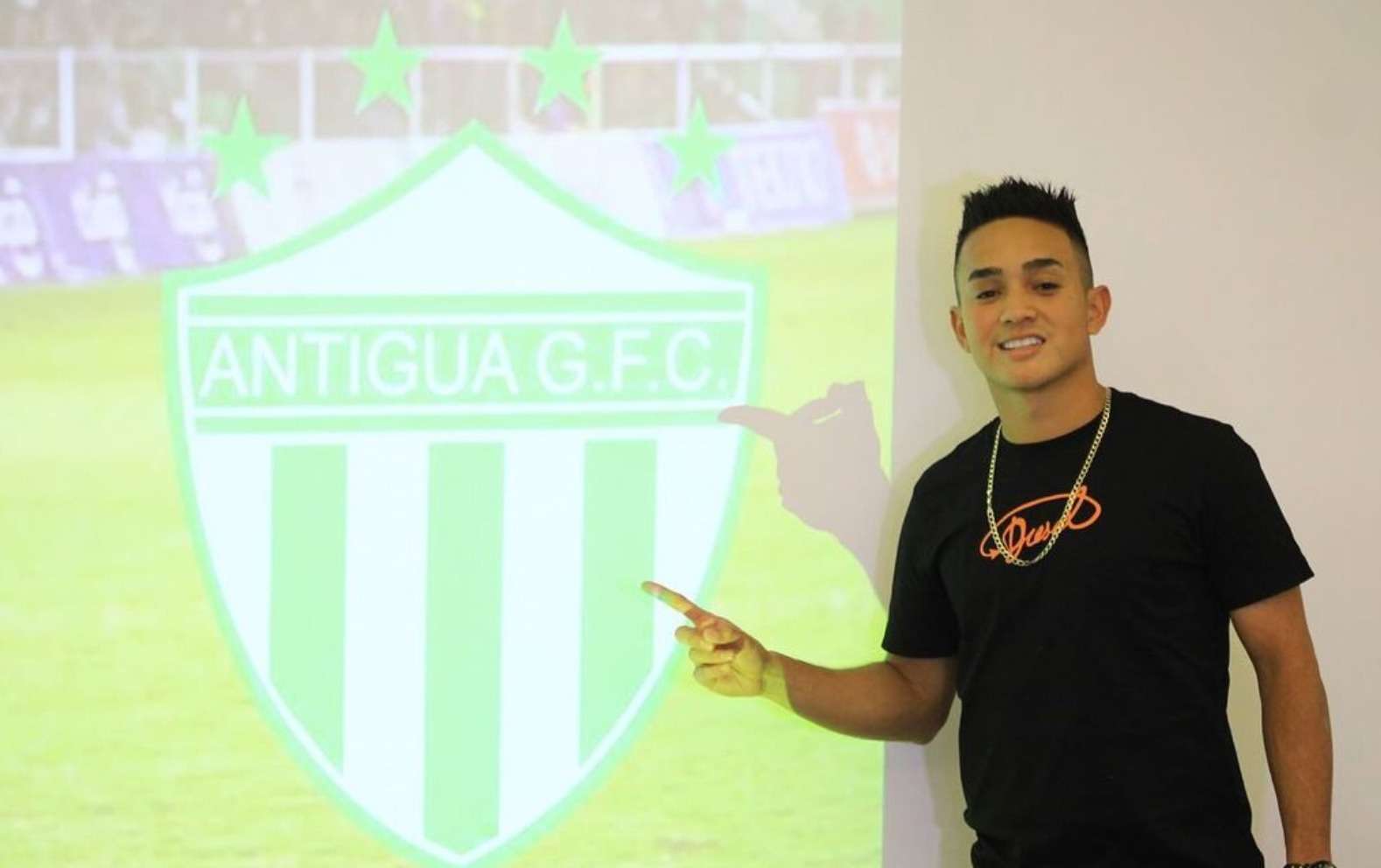 Óscar Santis se despidió del club Antigua, directivos y aficionados tras confirmarse su fichaje con el Dinamo Tbilisi de Georgia para los próximos dos años.