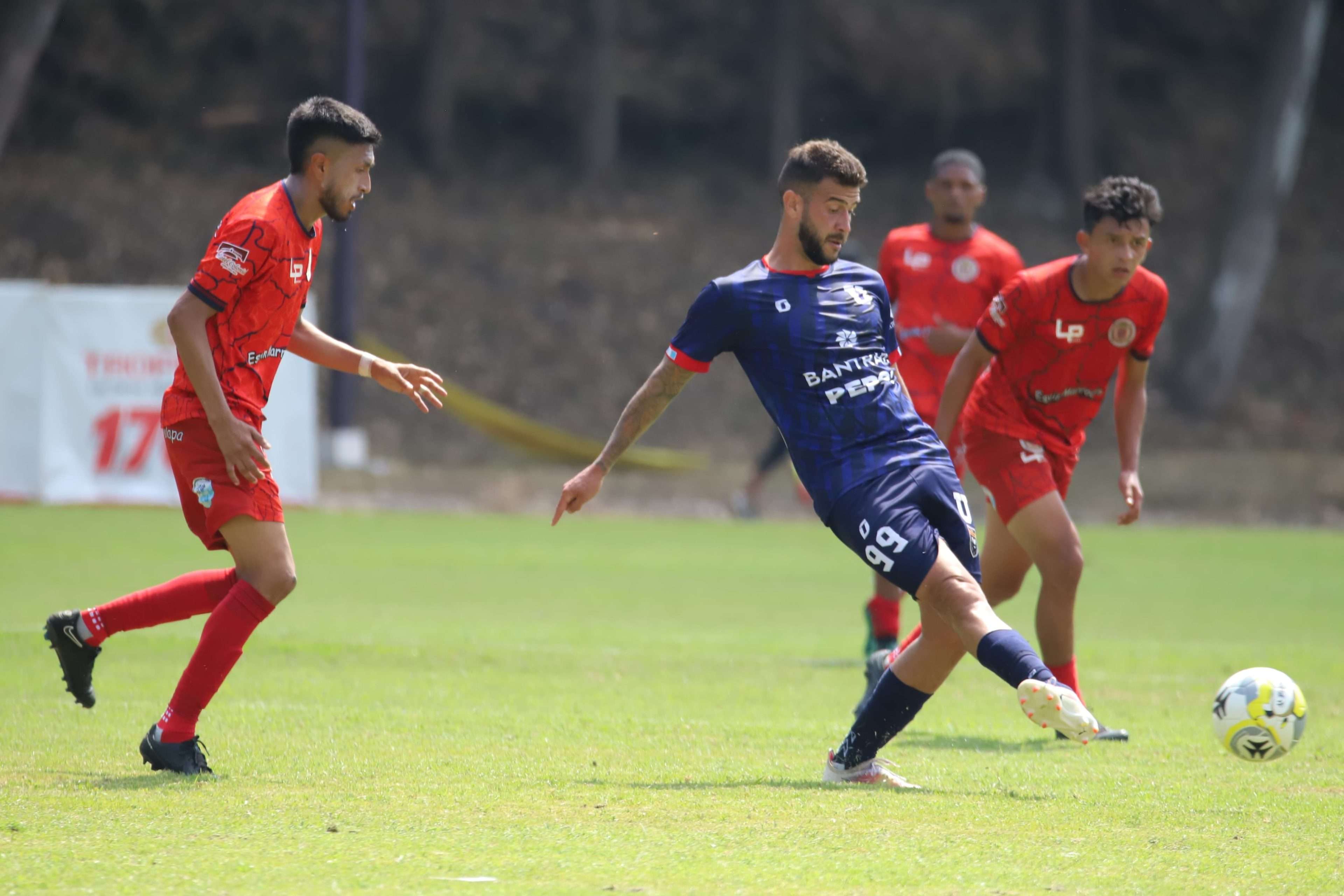 Nicolas Martínez jugador de Universidad, en una jugada ante Cuilapa por la fecha 3 del torneo Clausura 2024 en la Liga Primera División