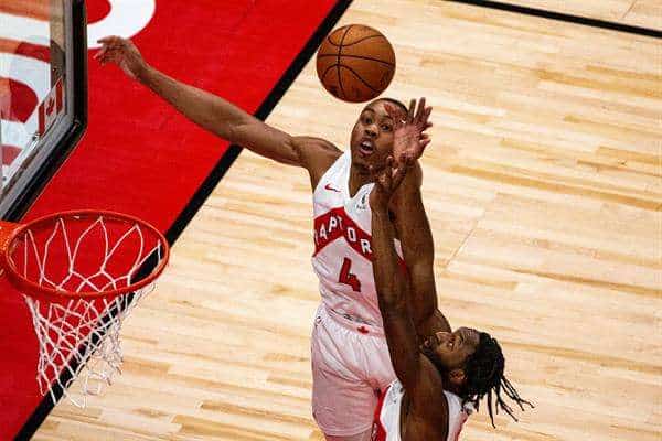 Scottie Barnes e Immanuel Quickley de los Toronto Raptors saltan por un balón ante los Memphis Grizzlies hoy, en un partido de la NBA en el Scotiabank Arena, en Toronto (Canadá). EFE/Julio César Rivas