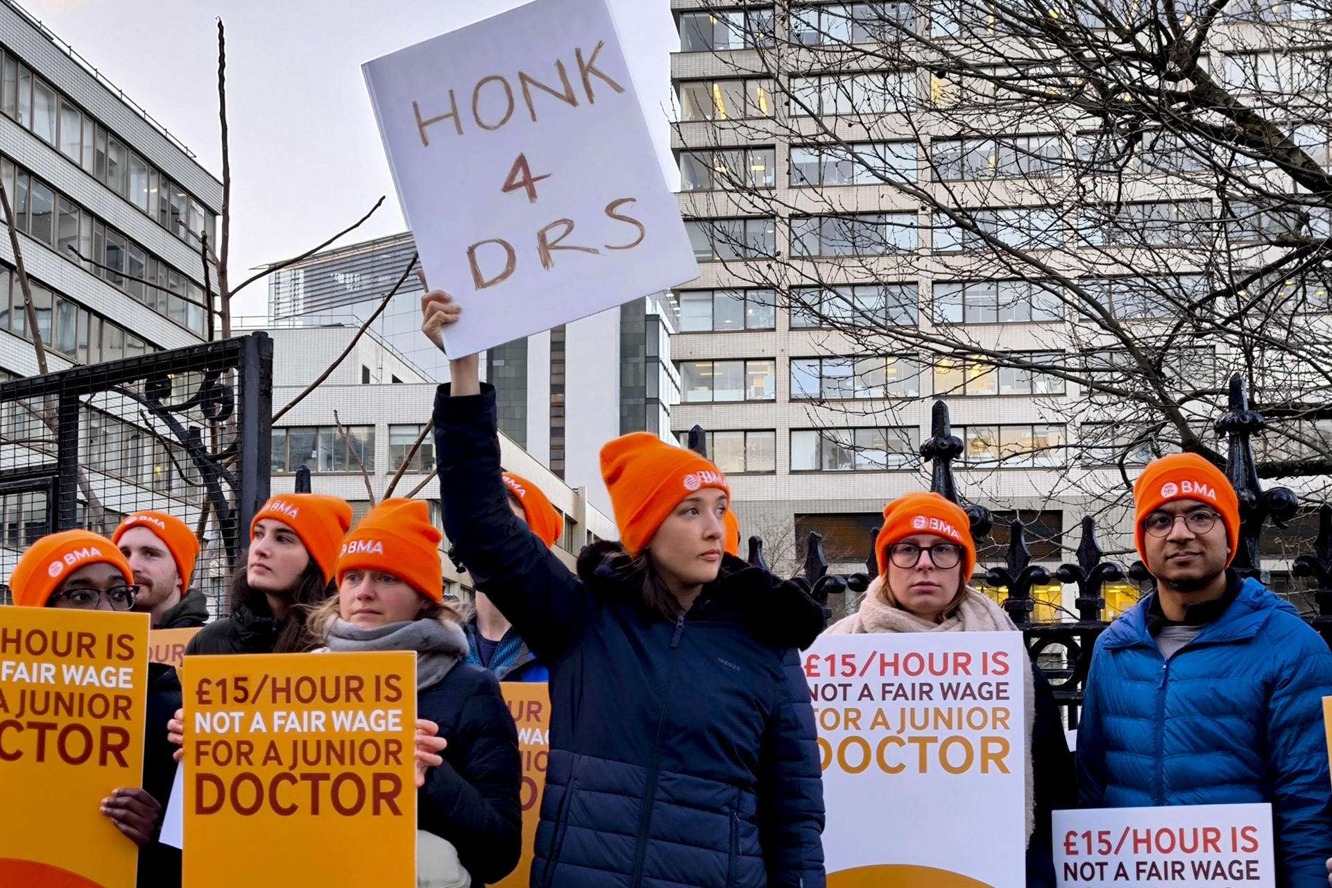 medicos en inglaterra en huelga