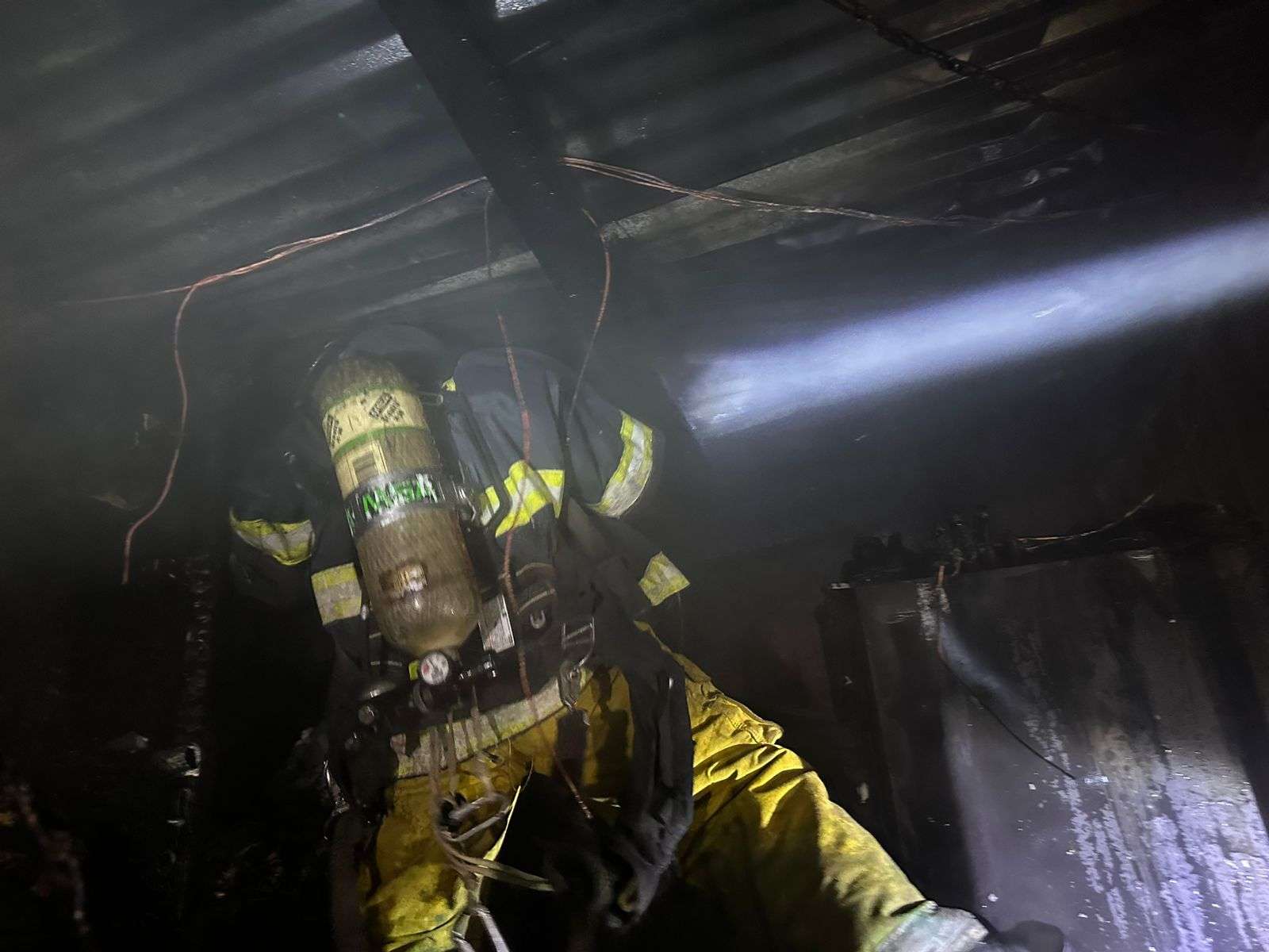 bomberos voluntarios repelen fuego ante cd vieja