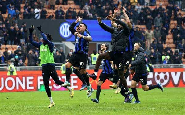 Los jugadores del Inter de Milan celebran el gol de Davide Frattesi que les dio la victoria contra el Verona en el Giuseppe Meazza stadium de Milan,Italia. EFE/EPA/MATTEO BAZZI