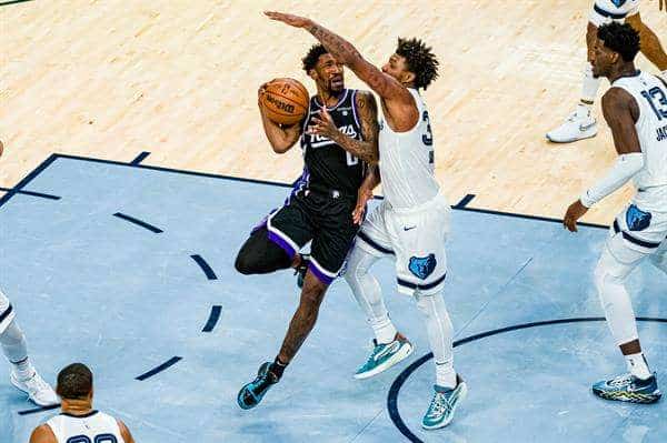 El jugador de Kings Malik Monk (i) trata de superar la marca de Marcus Smart (d), de Grizzlies, durante un partido por la Conferencia Oeste de la NBA en el FedExForum de Memphis, Tennessee (EE.UU.). EFE/ Matthew A. Smith