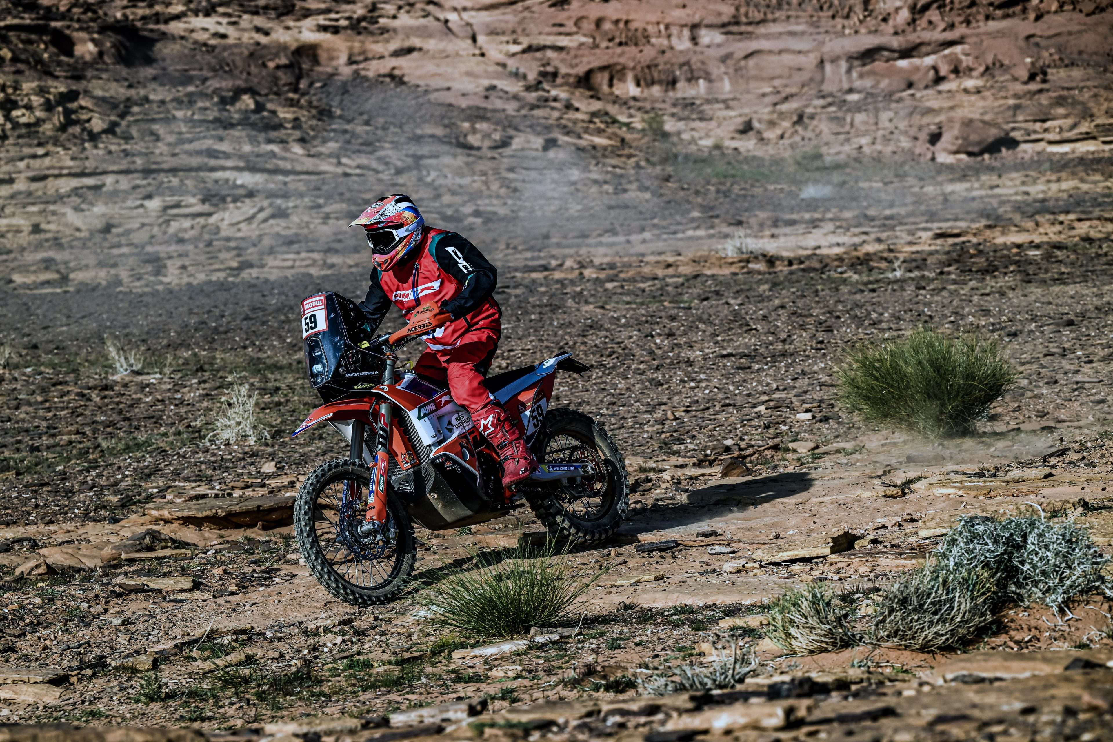 El piloto guatemalteco Francisco Arredondo mantiene su posición en el Dakar 2024 que se desarrolla en Arabia Saudita, ya que este sábado culminó con éxito la Etapa 1 de la carrera más dura del mundo, la cual se desarrolló entre las ciudades de Alula y Al Henakiyah, la cual tuvo una Especial de 414 kilómetros y un Enlace de 127 kilómetros.