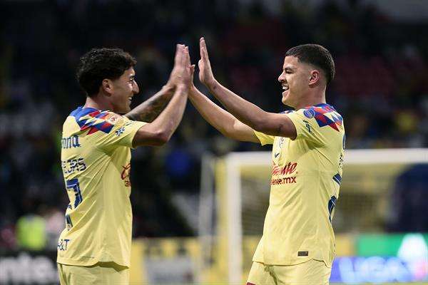 Alejandro Zendejas (i) y Richard Sánchez (d) del América celebran un gol en el estadio Azteca, en Ciudad de México (México). Imagen de archivo. EFE/José Méndez
