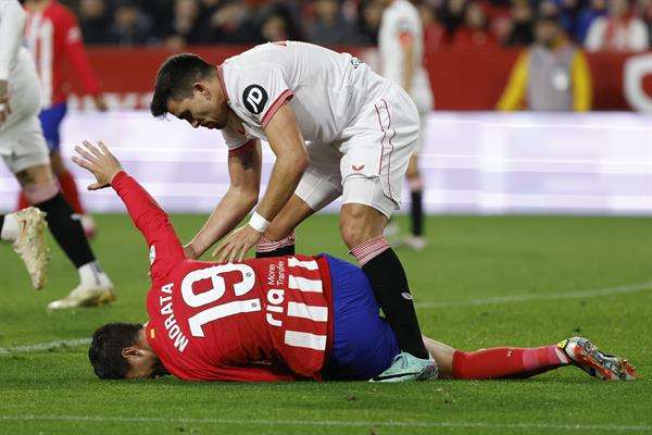 Morata se duele tras su lesión en el partido de este domingo ante el Sevilla. EFE/ JULIO MUNOZ
