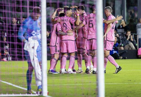 Los jugadores de Inter Miami celebran un gol ante Real Salt Lake en el 'Chase Stadium', en Fort Lauderdale, Florida (EE.UU.), este 21 de febrero de 2024. EFE/EPA/Cristóbal Herrera-Ulashkevich