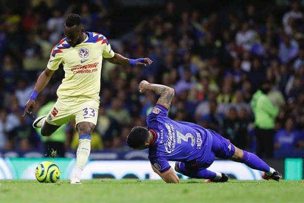 Julián Quiñones (i) del América disputa un balón con Carlos Salcedo de Cruz Azul, durante un partido por la octava jornada de la Liga MX del fútbol mexicano entre América y Cruz Azul, disputado en el estadio Azteca, en Ciudad de México (México). EFE/Sashenka Gutiérrez