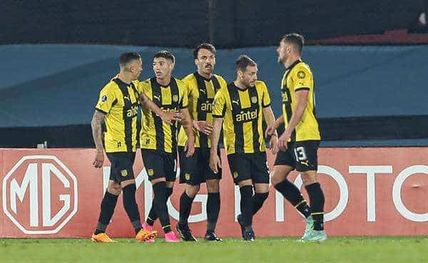 Jugadores de Peñarol, en una fotografía de archivo. EFE/Gaston Britos