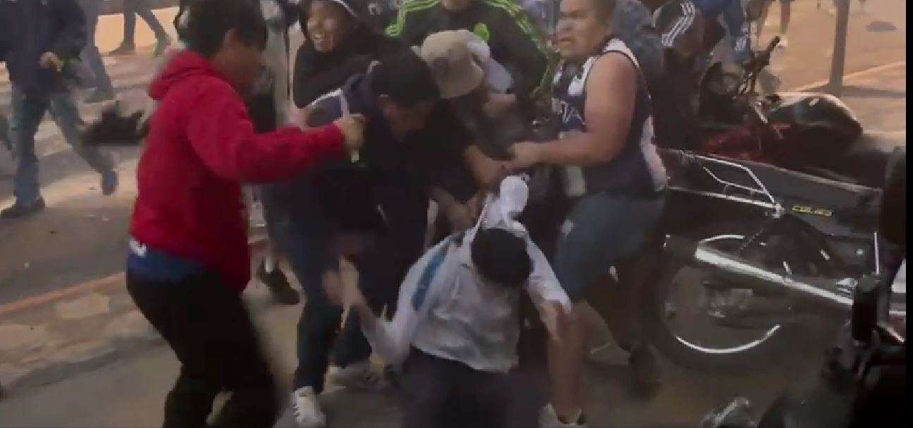 EN VIDEO | Aficionados de Comunicaciones y Rayados se van a los golpes previo al partido de la Concacaf Liga de CAmpeones