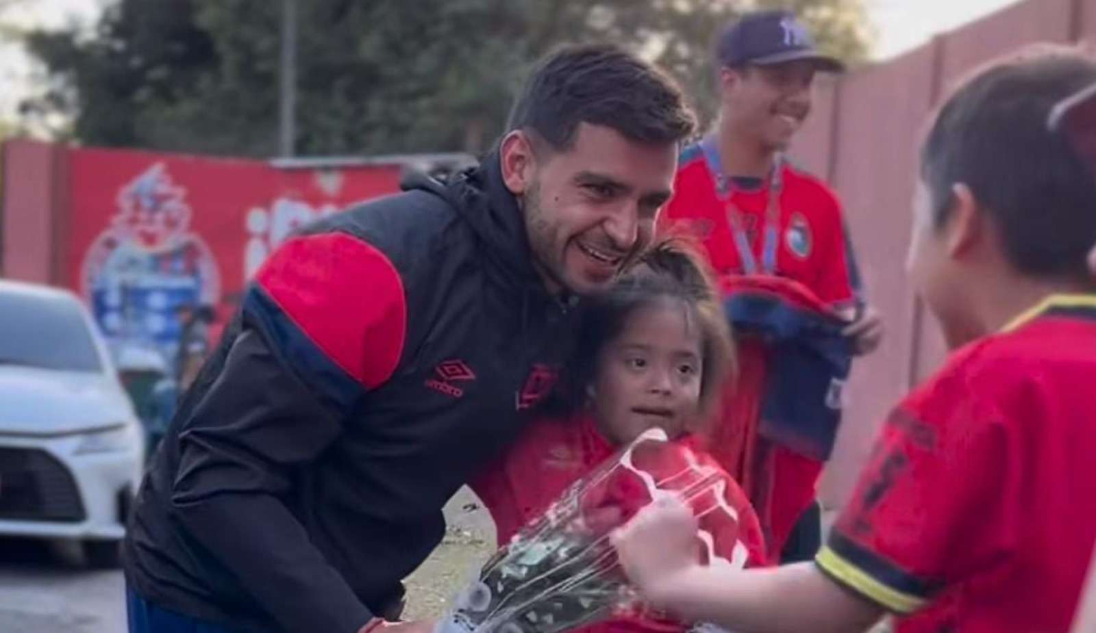 Matías Rotondi la figura de Municipal en la victoria ante Antigua GFC recibió un bonito gesto por parte de una niña seguidora, al finalizar el juego en El Trébol.
