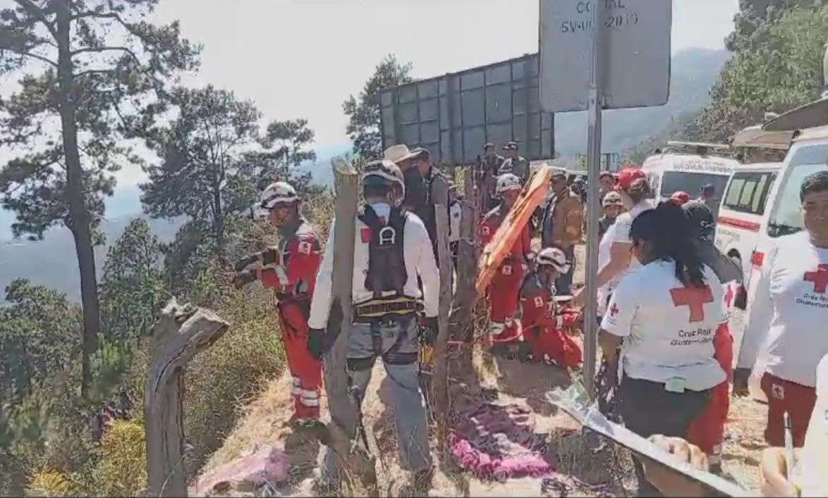 Microbús cae en barranco en Baja Verapaz y hay personas fallecidas