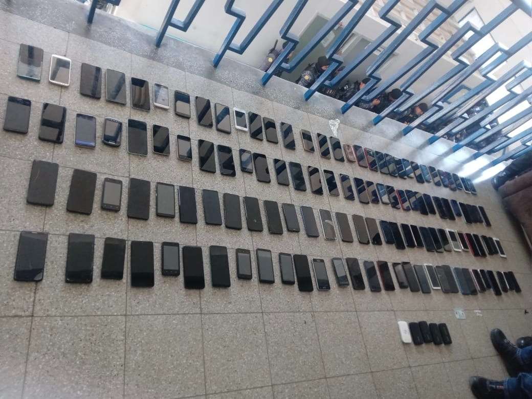 Extorsionistas en Santa Teresa, zona 18, tenían celulares, routers de internet y alcohol
