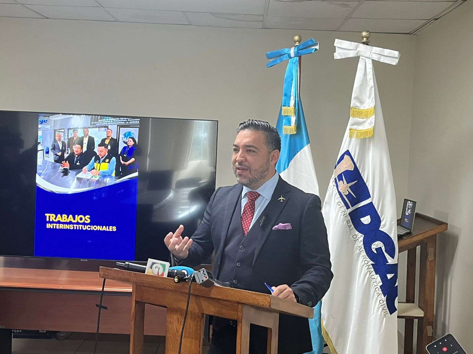 Francis Argueta director de la aeronautica presenta iniciativa de ley