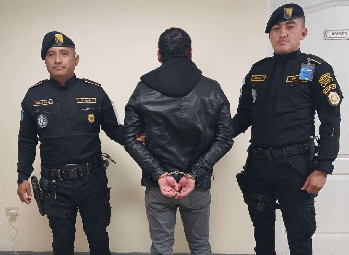 Un supueso sacerdote que pretendía viajar de Guatemala a Panamá fue detenido en el Aeropuerto Internacional La Aurora.