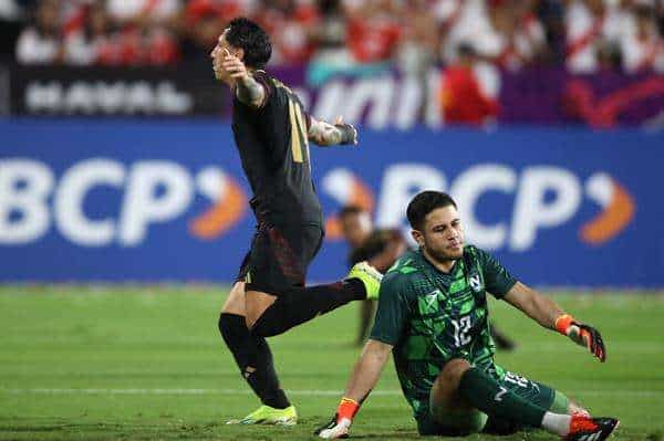 Gianluca Lapadula (i) de Perú celebra un gol ante Nicaragua durante un partido amistoso entre las selecciones de Perú y Nicaragua en el estadio Alejandro Villanueva, en Lima (Perú). EFE/Paolo Aguilar