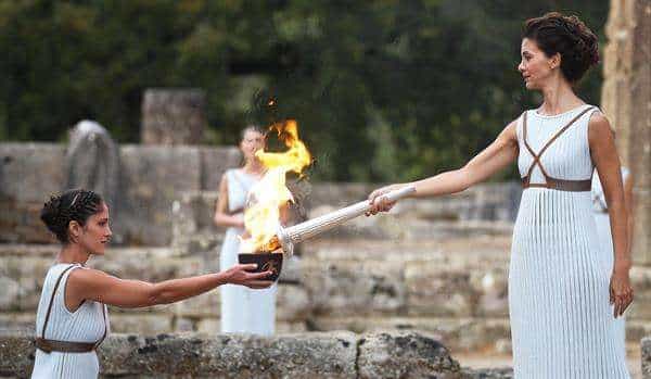 La llama que alumbrará los Juegos Olímpicos de París 2024 se encenderá, como es tradición, en las ruinas de Olimpia el próximo 16 de abril a las 10.30 (CEST) de la mañana, informó este martes el COI, antes de emprender camino rumbo a Francia.