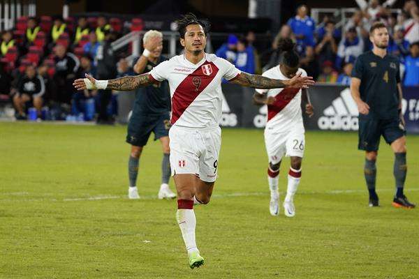 El delantero de la selección peruana Gianluca Lapadula, en una fotografía de archivo. EFE/Will Oliver