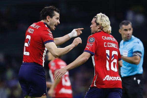 Alan Mozo (i) y Dylan Cowell (d) del Guadalajara celebran un gol anotado al América este miércoles durante un partido de vuelta de los octavos de final de la Copa de Campeones de la Concacaf en el estadio Azteca la Ciudad de México (México). EFE/Sáshenka Gutiérrez