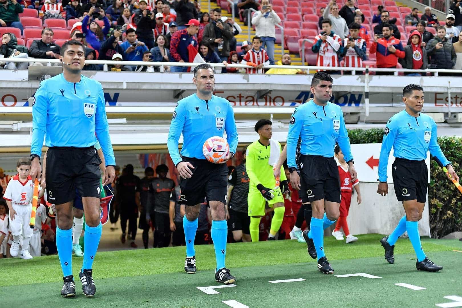 arbitro guatemalteco en clásico mexicano