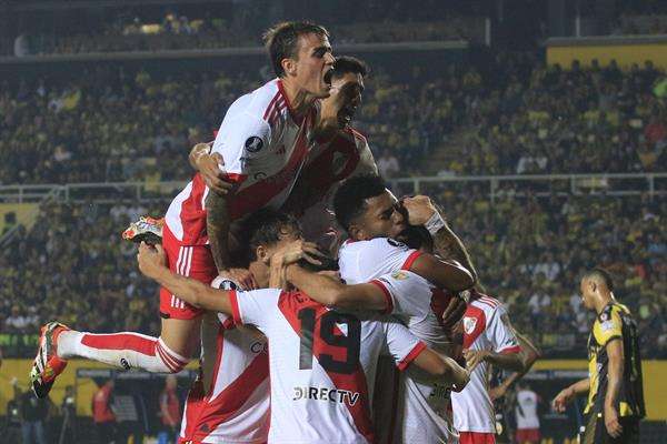 Jugadores del River Plate de Argentina fueron registrados este martes, 2 de abril, al celebrar un gol que le anotaron a Deportivo Táchira de Venezuela, durante un partido del grupo H de la Copa Libertadores, en el estadio Polideportivo Pueblo Nuevo, en San Cristóbal (Venezuela). EFE/Mario Caicedo
