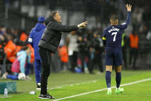 Luis Enrique, entrenador del PSG, gesticula durante el partido de fútbol de la liga francesa entre el Olympique de Marsella y el Paris Saint-Germain, en Marsella, Francia. EFE/EPA/Guillaume Horcajuelo