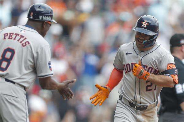El venezolano José Altuve (d), segunda base de los Astros de Houston, fue registrado este domingo, 28 de abril, al celebrar con Gary Pettis (i), entrenador de la tercera base del equipo, un jonrón solitario que le anotó a los Rockies de Colorado, durante un partido de la MLB, en el estadio Alfredo Harp Helú de Ciudad de México (México). EFE/Isaac Esquivel