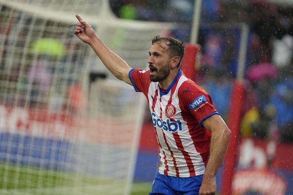 El delantero uruguayo del Girona Cristhian Stuani (d) celebra un gol en una imagen de archivo.-EFE/ David Borrat
