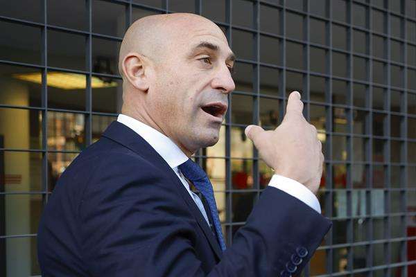El expresidente de la Real Federación Española de Fútbol (RFEF) Luis Rubiales (c), a su llegada al juzgado de instrucción número 4 de Majadahonda (Madrid) para declarar como investigado en el caso Brody. EFE/ Mariscal