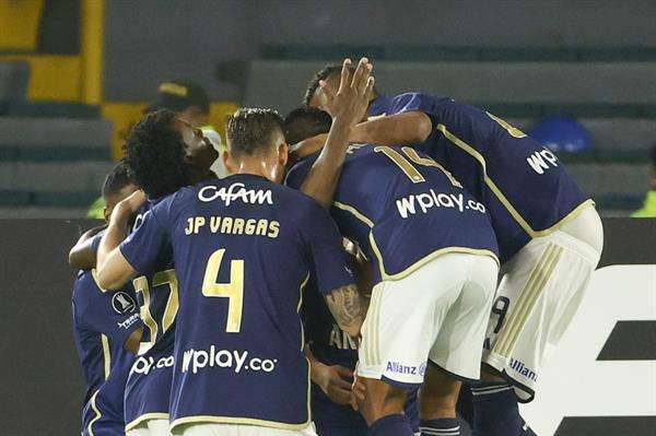 Jugadores de Millonarios de Colombia fueron registrados este martes, 2 de abril, al celebrar el gol que Daniel Ruiz le anotó al Flamengo de Brasil, durante el primer partido del grupo E de la Copa Libertadores, en el estadio El Campín, en Bogotá (Colombia). EFE/Mauricio Dueñas