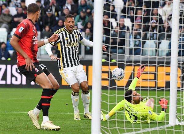 El jugador del Juventus Danilo y el portero del Milan Mike Maignan en acción durante el partido de la Serie A que han jugado Juventus FC y AC Milan en el Allianz Stadium de Turín, Italia. EFE/EPA/Alessandro Di Marco