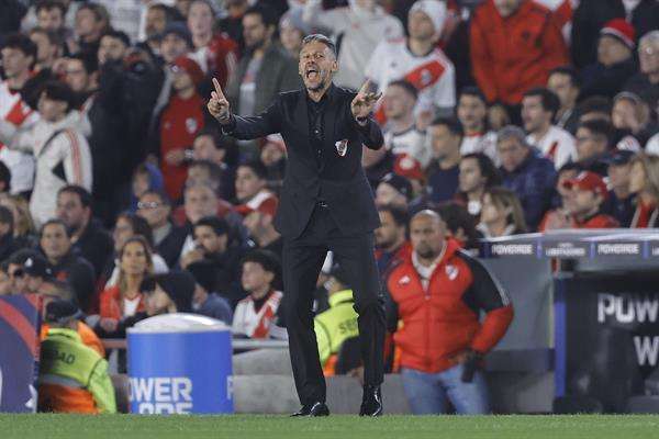 Imagen de archivo en la que el entrenador de River, Martín Demichelis, dirige en un partido de la fase de grupos de la Copa Libertadores entre River Plate y Club Nacional. EFE/ Juan Ignacio Roncoroni
