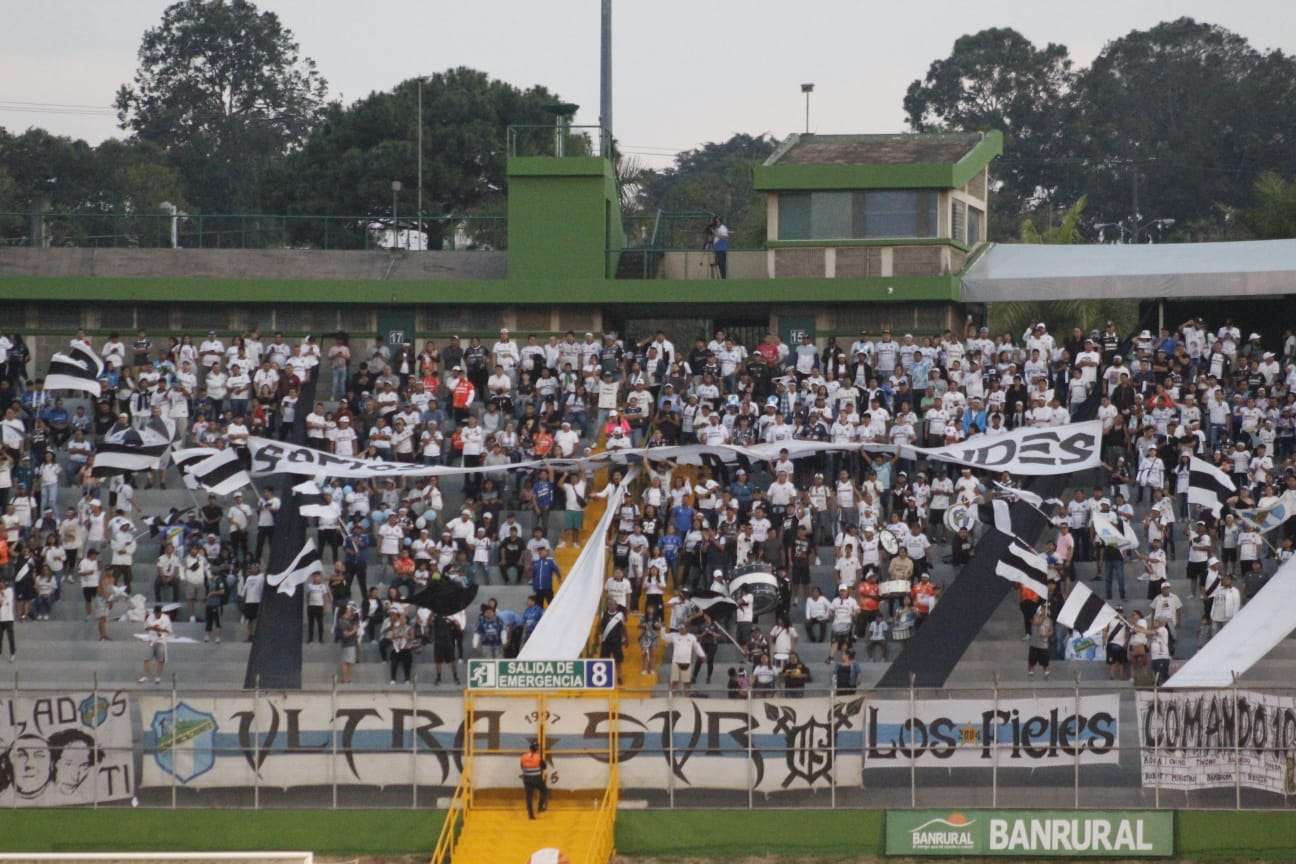 estadio cementos progreso afición Comunicaciones