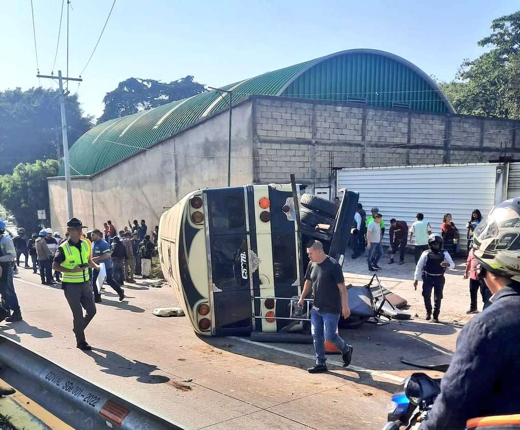 Dos muertos y varios heridos luego de que bus volcara en km 19.5 ruta Interamericana