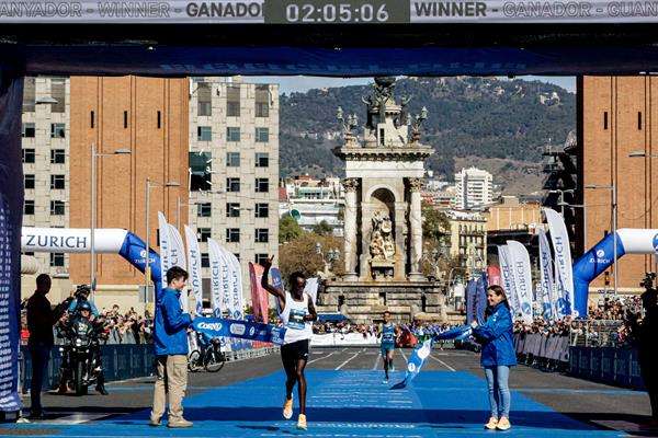 El atleta bahreiní Marius Kimutai (i), en el momento de proclamarse ganador del Maratón de Barcelona 2023.EFE/ Quique García
