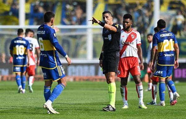 El árbitro Yale Falcón discute con Marcos Rojo (i) de Boca en un partido la Copa de la Liga ante River Plate en el estadio Mario Alberto Kempes en Córdoba (Argentina). EFE/ Ariel Alejandro Carreras