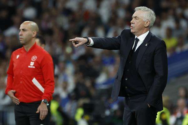 El entrenador del Real Madrid, Carlo Ancelotti, durante el partido de la jornada 32 de LaLiga EA Sports entre Real Madrid y FC Barcelona, este domingo en el estadio Santiago Bernabéu de Madrid. EFE/ Juanjo Martín
