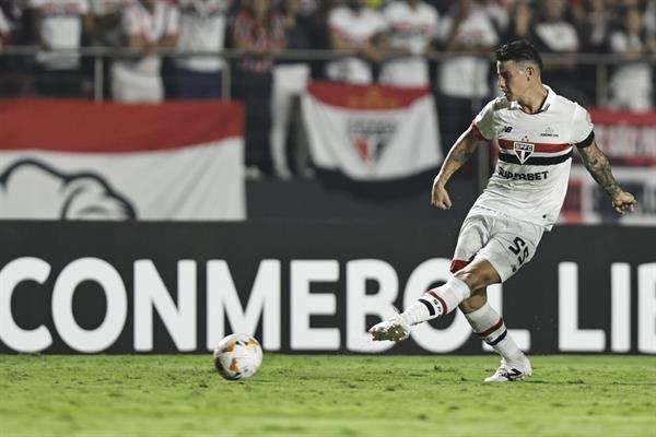 El colombiano James Rodríguez, centrocampista del Sao Paulo, fue registrado este miércoles, 10 de abril, al pasar un balón, durante un partido del grupo B de la Copa Libertadores contra el Cobresal de Chile, en el estadio Morumbí de Sao Paulo (Brasil). EFE/Isaac Fontana
