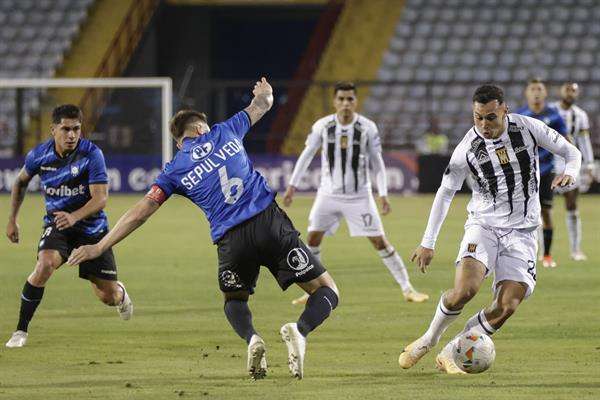 Claudio Sepúlveda (i), del Huachipato de Chile, fue registrado este miércoles, 24 de abril, al disputar un balón con Bruno Miranda, del The Strongest de Bolivia, durante un partido del grupo C de la Copa Libertadores, en el estadio Huachipato en el estadio Huachipato-CAP Acero de Talcahuano (Chile). EFE/Esteban Paredes