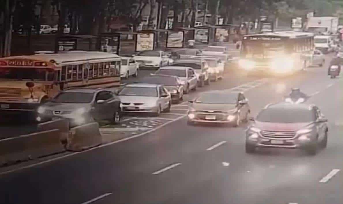 ÚLTIMA HORA | Bus escolar con fallas mecánicas en bulevar liberación provoca congestión vehicular