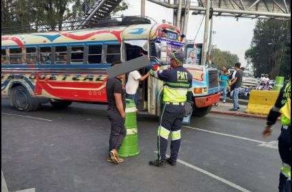 ÚLTIMA HORA | Chofer de camioneta manejaba en estado de ebriedad en calzada Roosevelt