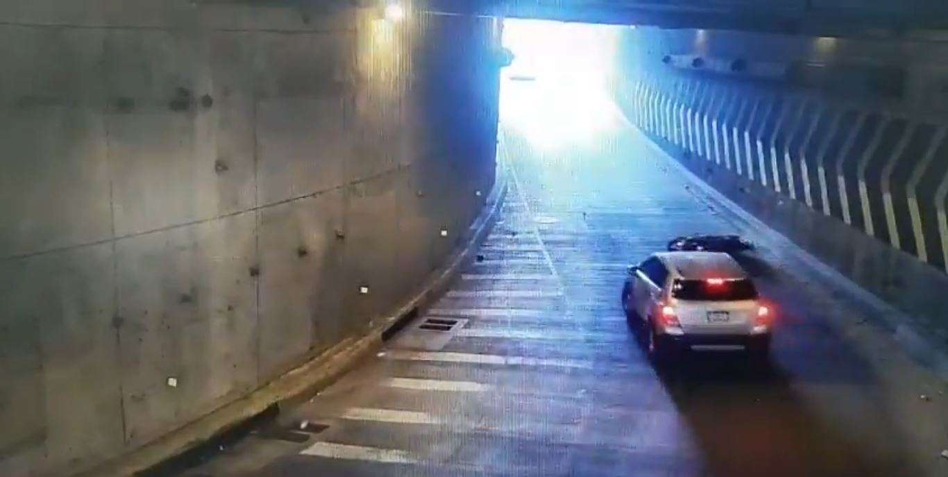 Motorista choca contra pared en Viaducto de la Avenida Petapa
