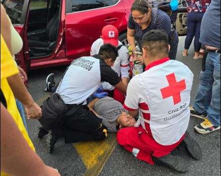 Choque de tres vehiculos deja cinco heridos en zona 18