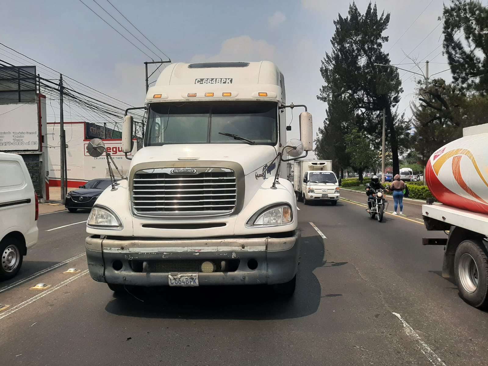 Tráiler con Fallas Mecánicas Obstruye Carril en Calzada Raúl Aguilar Batres