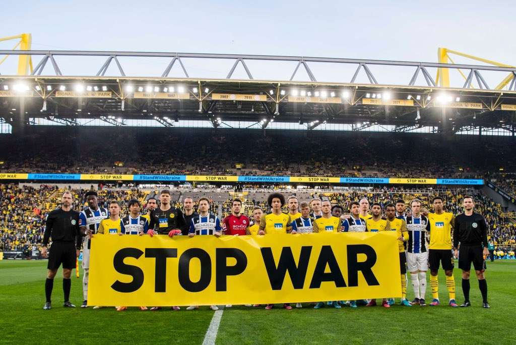 borussia dortmund con armas