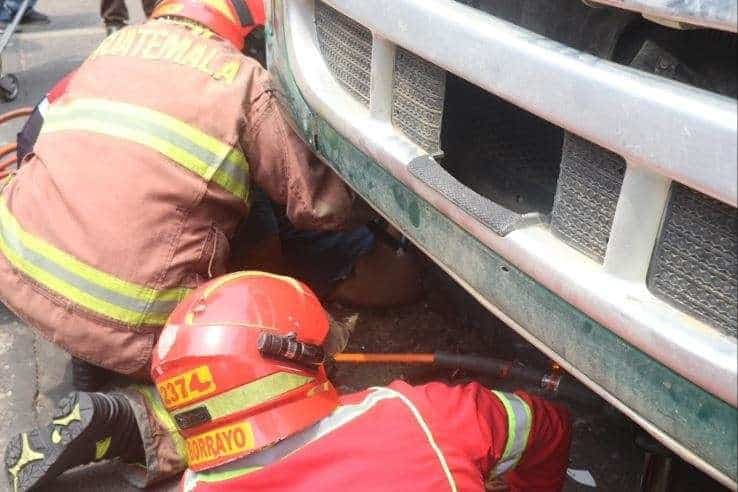 ÚLTIMA HORA | Hombre de 62 años queda atrapado bajo vehículo de transporte pesado