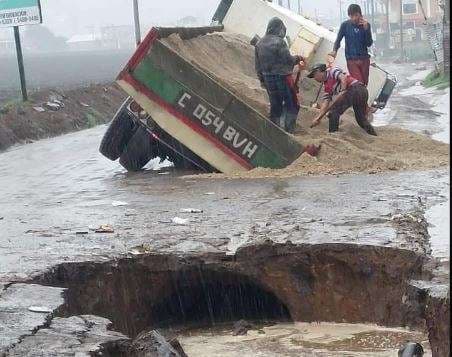 Camión queda atrapado tras hundimiento en Cantón Barrios de Olintepeque, Quetzaltenango