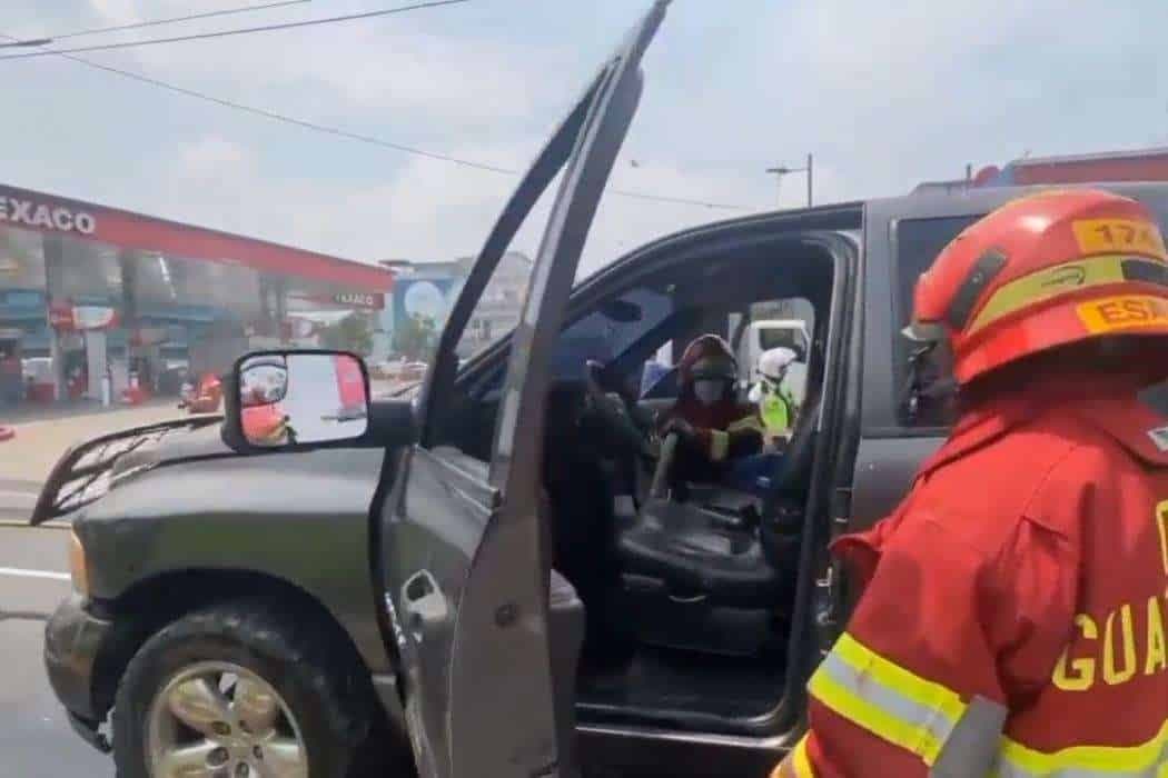 ÚLTIMA HORA | Vehículo se incendia en Calzada Raúl Aguilar Batres